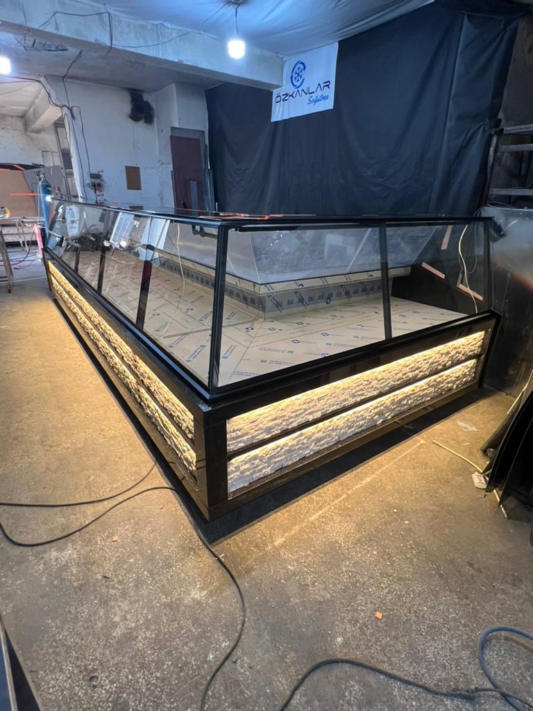 Kasap Şarküteri Reyon Dolabı Siyah Doğal Taş Dekorlu