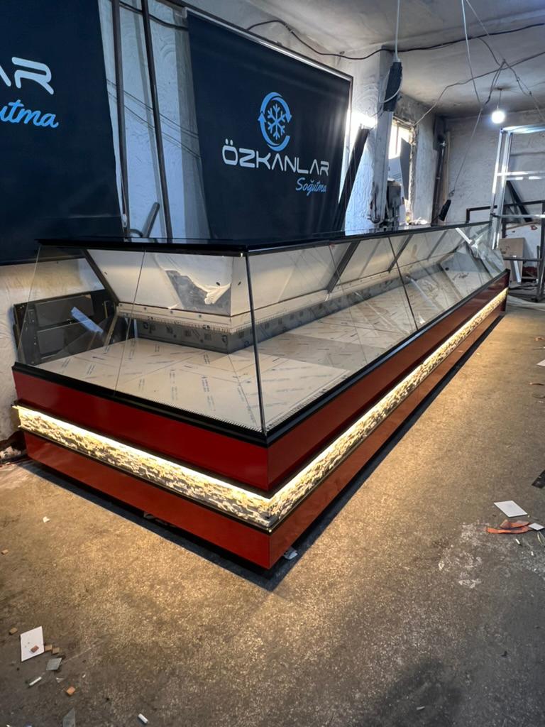 Kasap Şarküteri Reyon Dolabı Kırmızı Doğal Taş Dekorlu